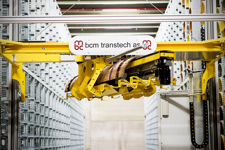 full-automatic rotary die crane operating 
