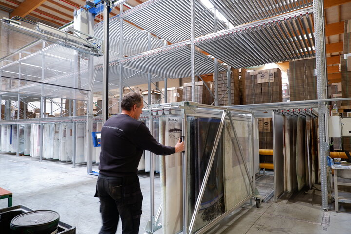 bcm operator loading and unloading the trolley in the smartstorage for printing plates 
