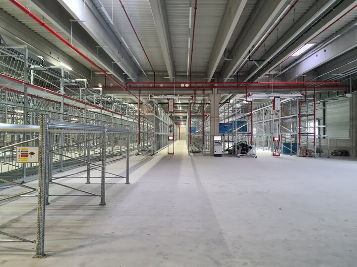 flatbed die semiautomatic storage with several T-cranes and sprinkler system on the top installed by bcm