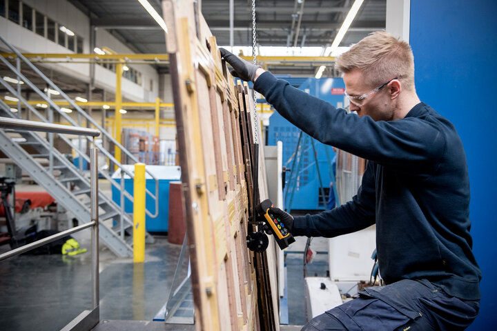 operator illustrating how to use the bcm Mobilator, Counter weight crane for both flat bed dies and rotary dies