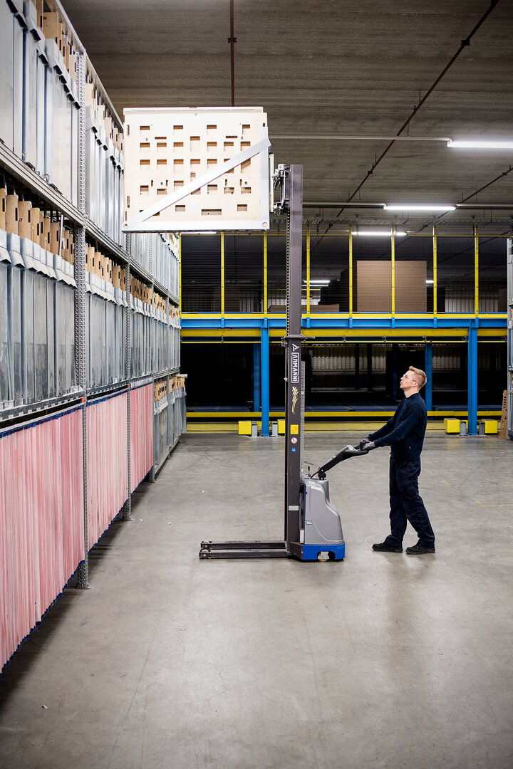 Operator with the bcm PrimeLift with a cassette with flat bed dies on the lift 