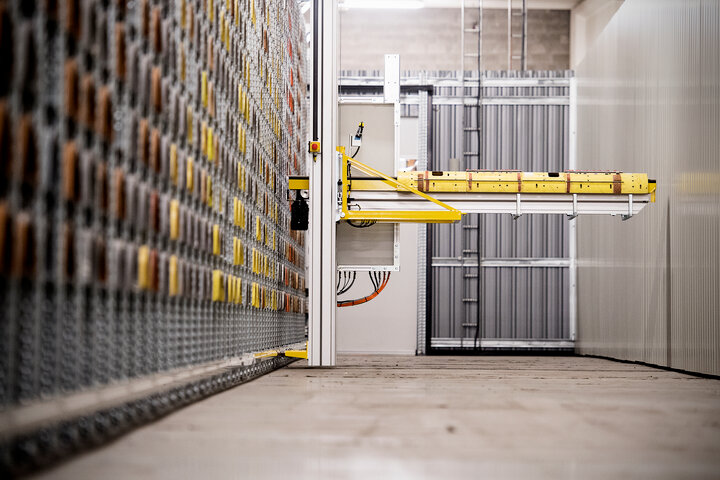 Full-automatic crane handling  the rotary die 